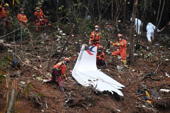 3月24日,搜救人员在东航mu5735客机坠毁事故核心现场进行搜索.