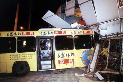 图文:上海一辆公交车冲进民房