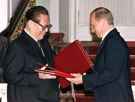 江泽民和普京签署《中俄睦邻友好合作条约》