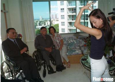 资料图片:张学良会见中国残疾人艺术团 邰丽华