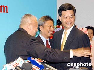 组图:董建华自动当选香港特区第二任特首