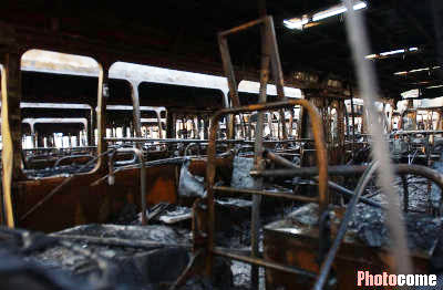长沙火车站停车场今晨起大火 22辆公汽被毁(多