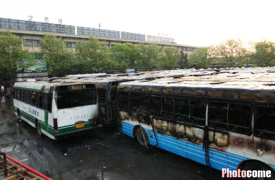 长沙火车站停车场今晨起大火 22辆公汽被毁(多