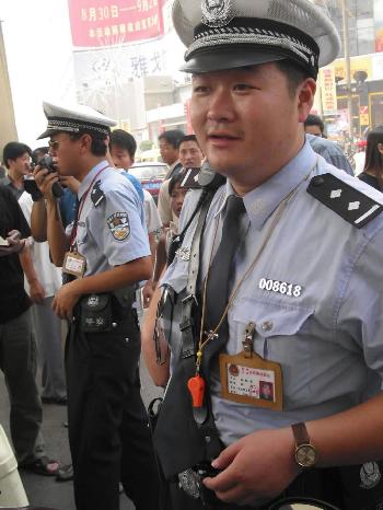 图文:郑州警察急救轻生女