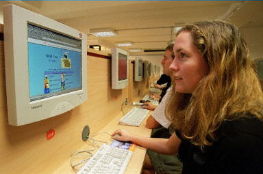 新西兰一位19岁的女孩在网吧里向远方的朋友