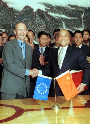 图文:中国与欧盟就中国加入WTO正式签署协议