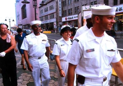 图文:美国水兵在青岛街头游逛