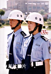 图文:警察试穿99式警服的交巡警夏装_国内新