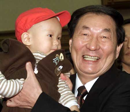 图文:朱总理在汉城机场抱起中国儿童_国内新闻