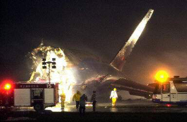 图文:失事的新航波音747-400飞机断成三截_国