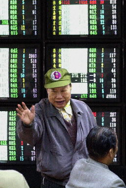图文:台湾股市今日重挫2.6%_国内新闻