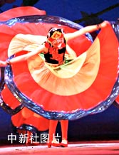 图文:解放军艺术学院学员演出舞蹈《摆裙舞》