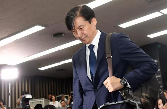  韩国法务部长官曹国10月14日宣布辞去长官职务，并对国民道歉。