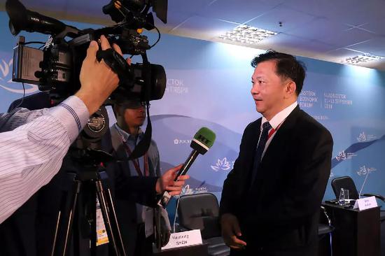 中国中央广播电视台总台长慎海雄接受RT电视台记者采访