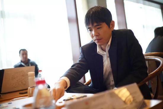  李世石，韩国著名围棋棋手，世界顶级围棋棋手，11月19日，李世石向韩国棋院递交了辞呈，正式宣布退役。