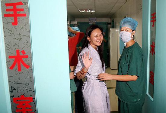  2003年，郝璐璐接受了一系列整容手术，并公开这一过程，为当时做手术的医院做广告，被称为“中国第一人造美女”。之后，整容还在继续。图中为2006年9月8日，郝璐璐在济南市美容整形医院进行免费整形手术。来自视觉中国