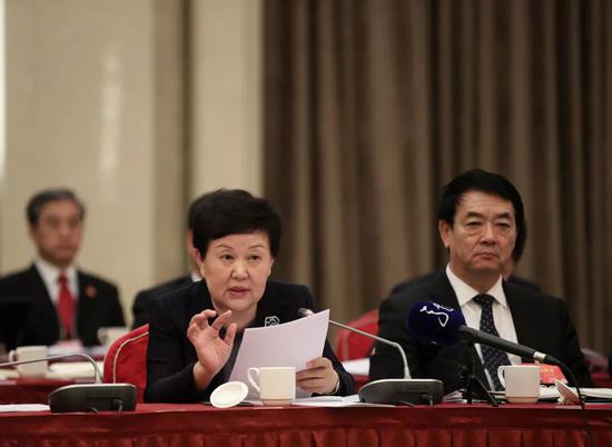  ▲黑龙江团审议“两高”报告时，全国人大代表谭琳提出建议。