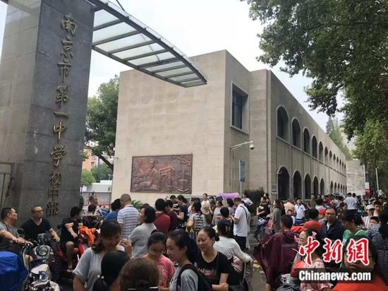  资料图：某星期五下午三点，南京一初中门前有大量家长等待孩子放学。冷昊阳 摄