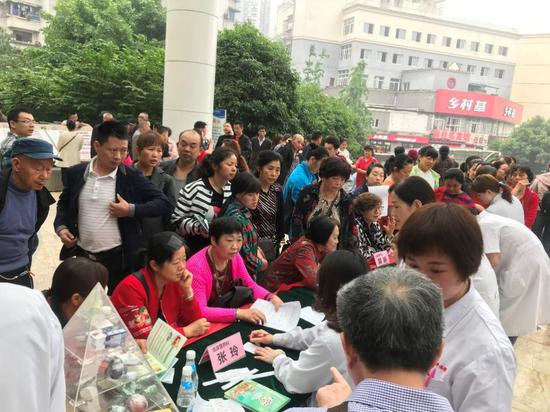 2019年5月15日上午，重庆大坪医院临床营养科在门诊大厅举办第五届 “全民营养周”大型义诊活动。</p><p>中国营养学会供图