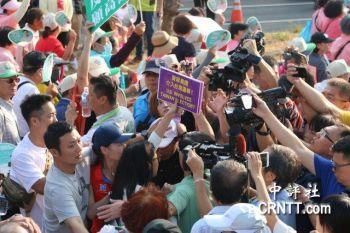 台统派女将闯“台独”游行遭扑倒 因受伤住院