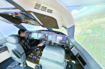 昨天，在中关村展示中心，布展工作人员调试C919大飞机飞行模拟机。 本报记者 饶强摄