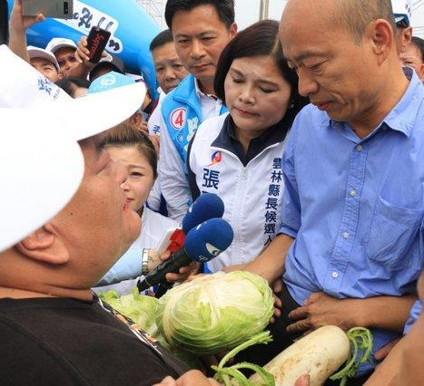 菜农拿着白菜向韩国瑜哭诉 （图源：香港中评社）