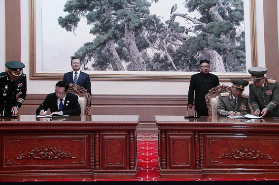 19日，朝韩防长签署军事领域协议。