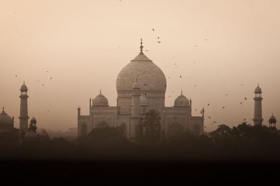 印度空气污染非常严重。白色大理石建成的泰姬陵是印度著名古迹，也是世界遗产，如今已被“染”得略带土黄棕色。（新华社） 