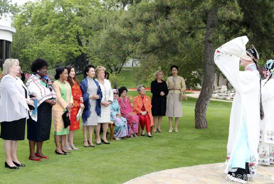 4月27日，国家主席习近平夫人彭丽媛在北京钓鱼台国宾馆邀请出席第二届“一带一路”国际合作高峰论坛的外方领导人配偶欣赏中国昆曲和京剧表演。 新华社记者丁林摄