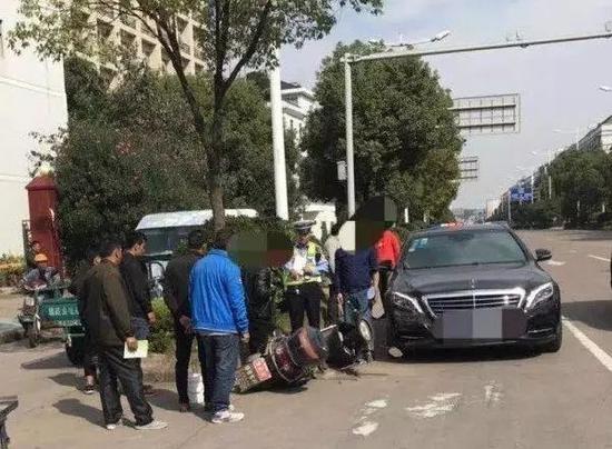 ▲交警处理该起事故。 图片来自网络