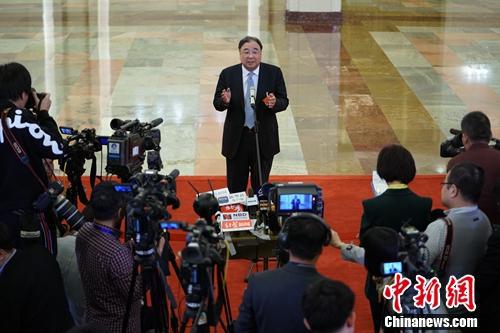 3月8日，十三届全国人大二次会议在北京人民大会堂举行第二次全体会议。图为国家卫生健康委员会主任马晓伟在“部长通道”接受采访。中新社记者 崔楠 摄