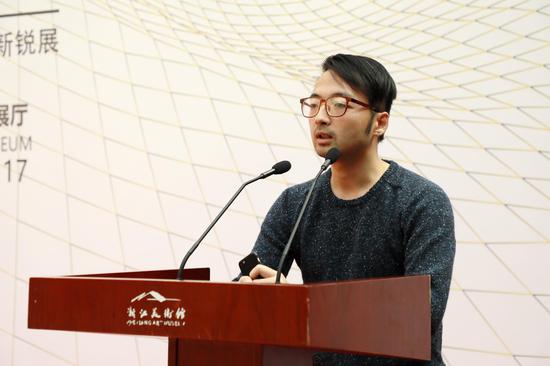 青年艺术家陈海舒在开幕式发言  刘士斌摄