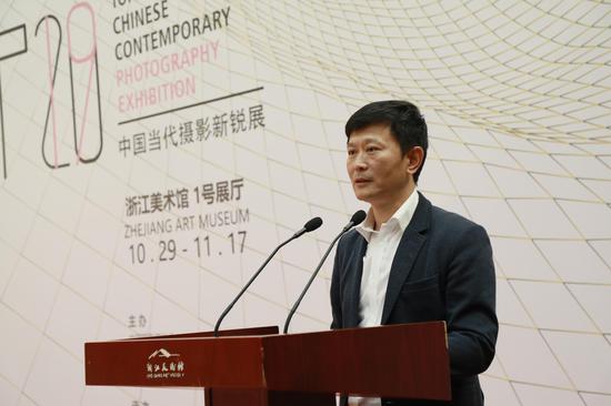 中国摄影家协会主席李舸在开幕式发言  刘士斌摄