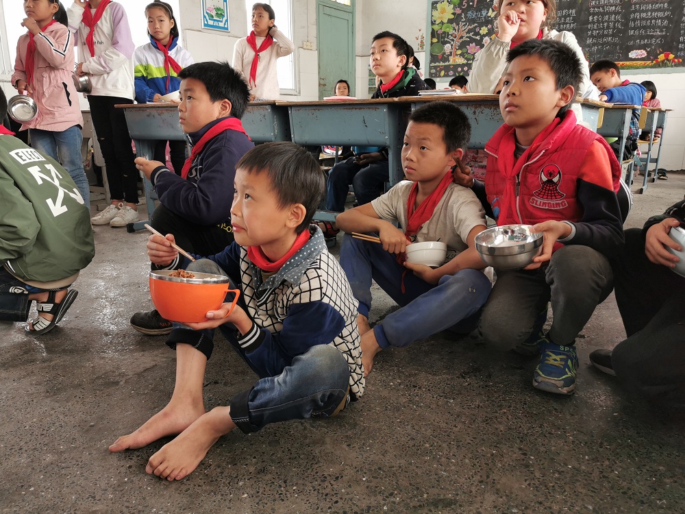 凤凰乡村小学孩子吃上免费午餐 部分儿童光脚让人心疼