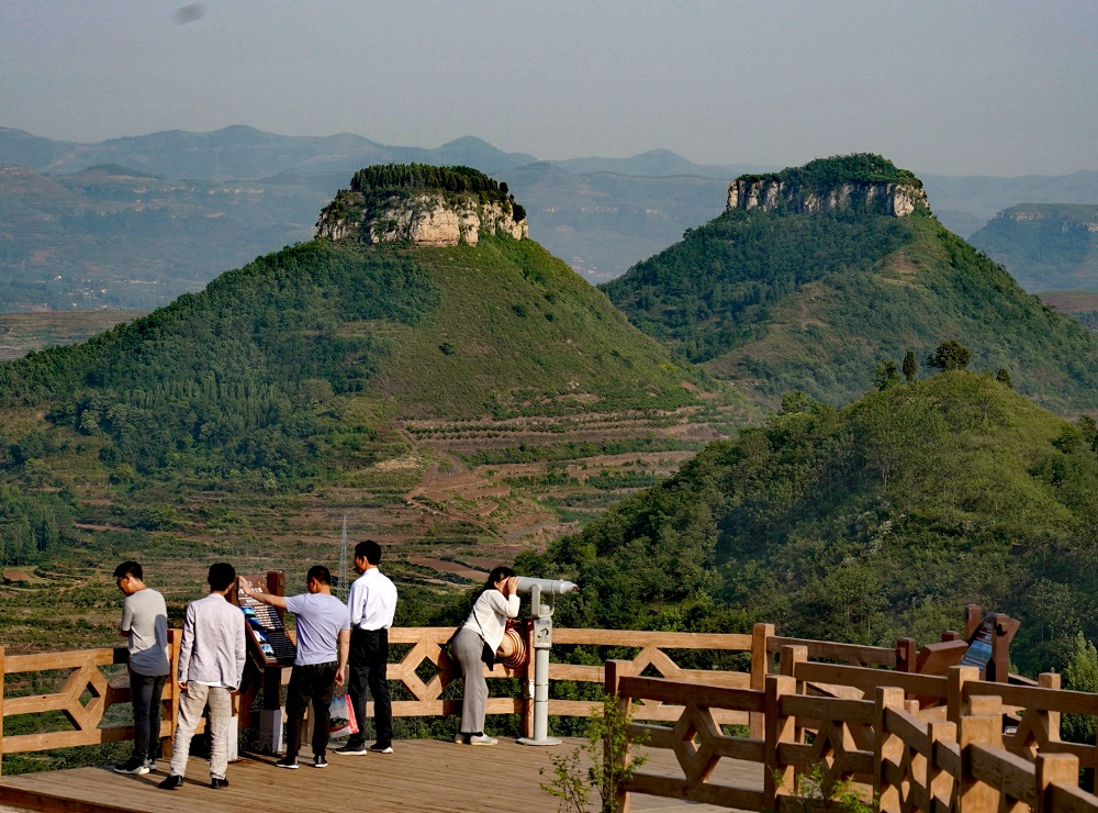 游客观赏岱崮地貌.新京报记者 王巍 摄