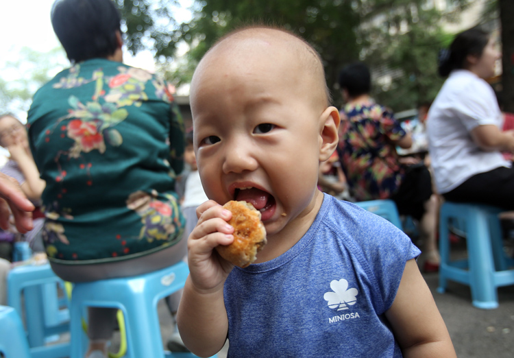 小朋友开心吃月饼.