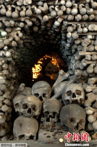  捷克的塞德莱茨教堂用4万到7万具骨骸堆砌做装饰，被称为“人骨教堂”。