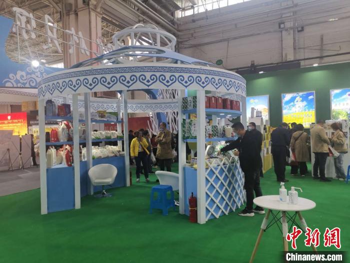 图为第八届内蒙古绿色农畜产品博览会现场。　乌娅娜　摄
