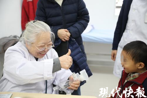 苏州儿科名医成“最美医生奶奶”,85岁坐诊一线还做直播|