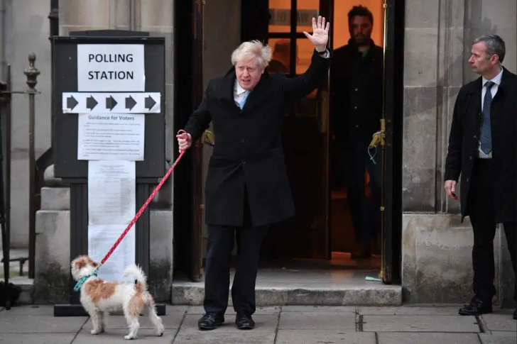 约翰逊带着自己的宠物狗现身投票站（图源：太阳报）