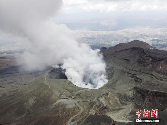 资料图：熊本阿苏火山喷发。