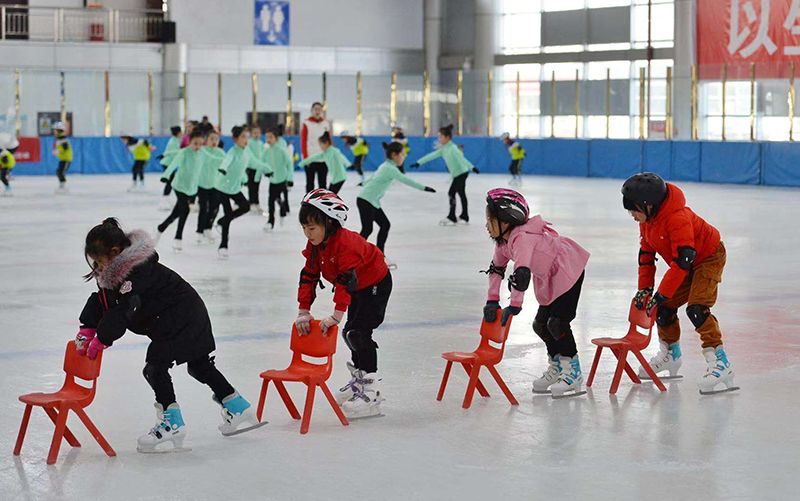 小朋友学习滑冰.