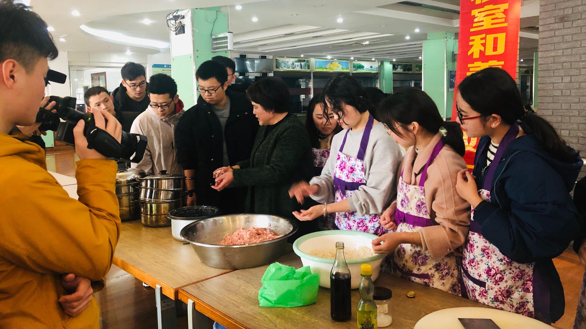 汤杏芬在学校食堂上美食课，教学生做菜。受访者供图