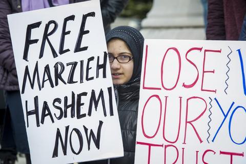 当地时间23日，哈希米的支持者在美国联邦法院外示威，要求释放哈希米。（图源：美联社）