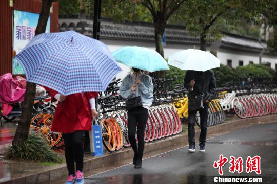 江苏风雨中迎立冬 各地开启“湿冷”模式