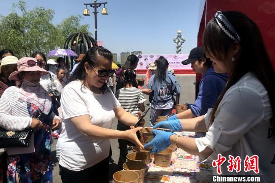 宁夏第二届大武口凉皮美食节开幕 一条街尝遍30余种特色凉皮