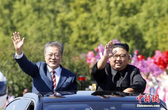 韩国总统文在寅9月18日抵达朝鲜平壤，今年第三次“文金会”将于9月18日至20日举行。18日，文在寅与金正恩一同驱车平壤街头，二人打开天窗，向民众挥手致意。 平壤联合采访团供图