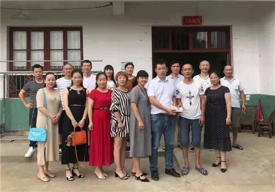  2018年6月30日，蒋忠（前排右二）确认病情后，杨健（前排右三）和部分同学去看望生病的蒋忠并给他捐款。  受访者 供图