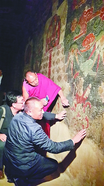 哲蚌寺僧人在与专家一起商讨寺内壁画的修复方案。李韵 摄