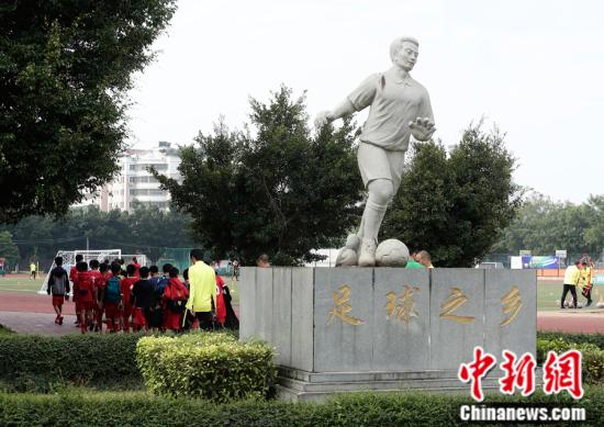 【体育广角镜】中国足球之乡，来了一群外国教练